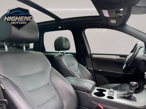 Used 2017 Volkswagen Touareg Wolfsburg Edition image 21