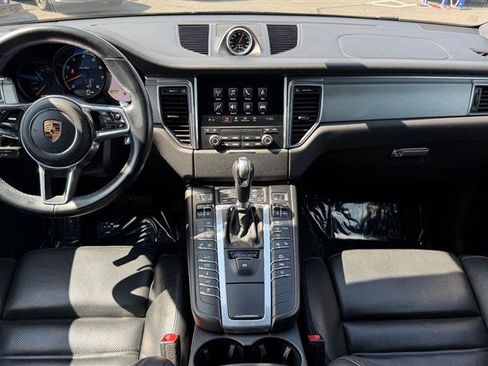 Used 2018 Porsche Macan Turbo AWD/4WD image 17