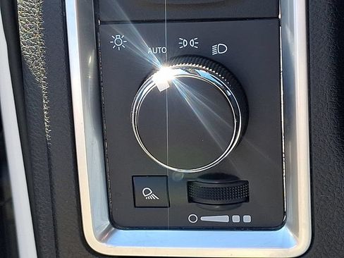 Used 2022 RAM 1500 Classic SLT AWD/4WD image 23