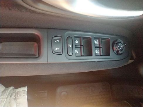 Used 2020 Jeep Renegade Latitude w/ Cold Weather Group FWD image 18