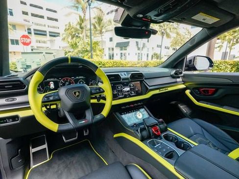 Used 2025 Lamborghini Urus SE image 3