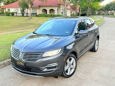 Used 2017 Lincoln MKC Premiere FWD image 2