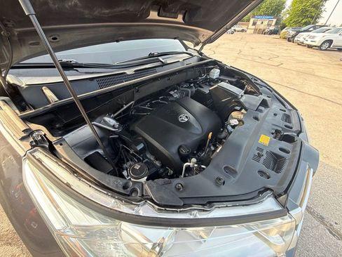 Used 2019 Toyota Highlander XLE FWD image 22