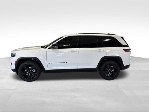 Used 2023 Jeep Grand Cherokee Limited w/ Luxury Tech Group II AWD/4WD image 3