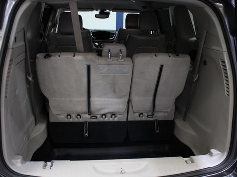 Used 2021 Chrysler Pacifica Touring-L FWD image 12