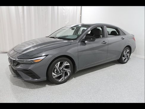 Certified 2025 Hyundai Elantra Sport FWD image 3