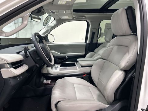 New 2026 Lincoln Navigator Reserve w/ Jet Appearance Package AWD/4WD image 9