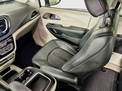 Used 2022 Chrysler Pacifica Touring-L FWD image 22