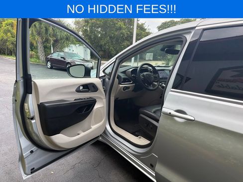 Used 2023 Chrysler Pacifica Touring-L FWD image 11