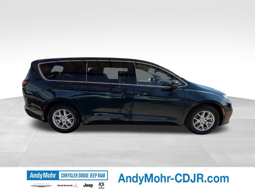 Used 2023 Chrysler Pacifica Touring-L FWD image 8