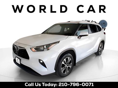 Used 2023 Toyota Highlander XLE image 3