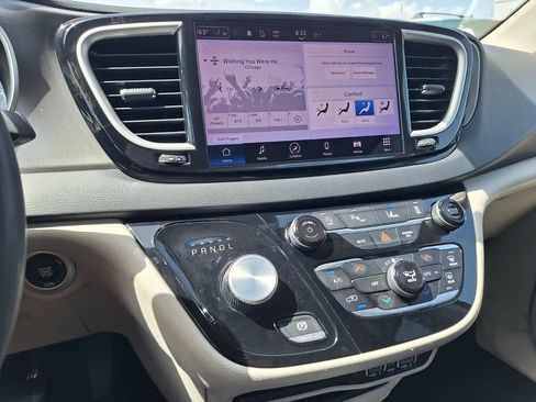 Used 2023 Chrysler Pacifica Touring-L FWD image 13