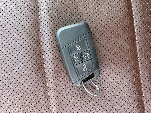 Used 2022 Volkswagen Tiguan SEL R-Line image 33