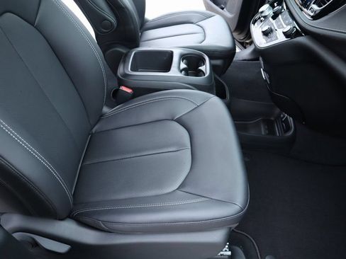 New 2026 Chrysler Pacifica Select AWD/4WD image 14