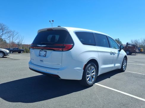 New 2026 Chrysler Pacifica Select image 3