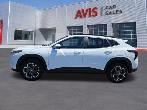 Used 2025 Chevrolet Trax LT w/ LT Convenience Package FWD image 2