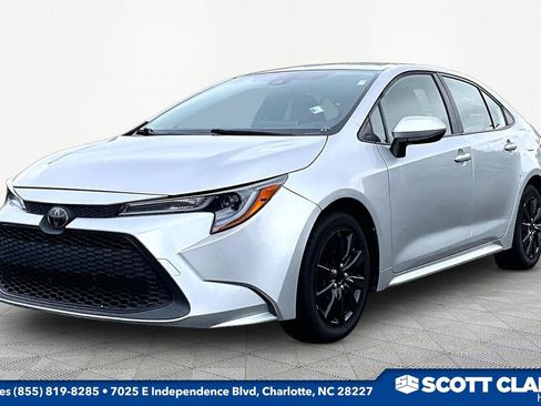 Used 2020 Toyota Corolla LE FWD image 3