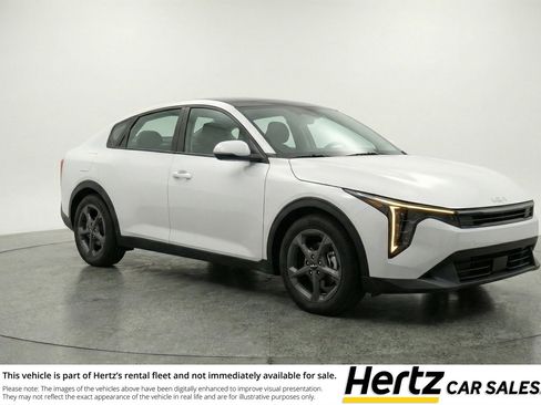 Used 2025 Kia K4 LXS image 1