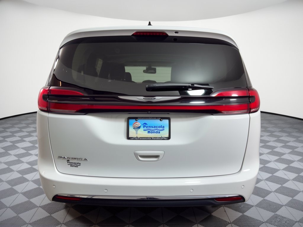 Used 2024 Chrysler Pacifica Touring-L FWD image 11