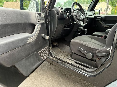 Used 2015 Jeep Wrangler Sport w/ Connectivity Group AWD/4WD image 14