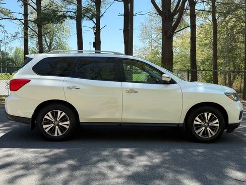 Used 2017 Nissan Pathfinder SL w/ SL Tech Package AWD/4WD image 4