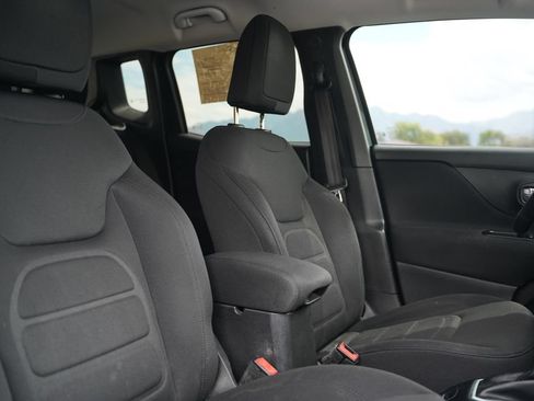 Used 2018 Jeep Renegade Latitude w/ Cold Weather Group AWD/4WD image 14