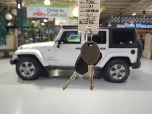 Used 2016 Jeep Wrangler Unlimited Sahara w/ Dual Top Group AWD/4WD image 4