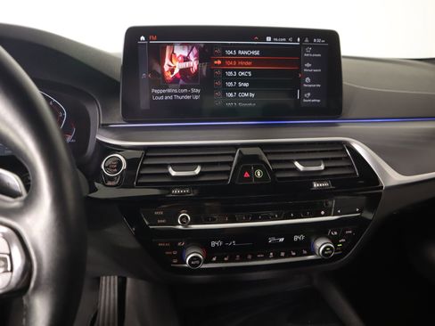 Used 2022 BMW 530i xDrive w/ Premium Package image 5