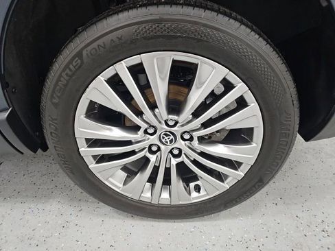 Used 2021 Toyota Venza Limited image 11