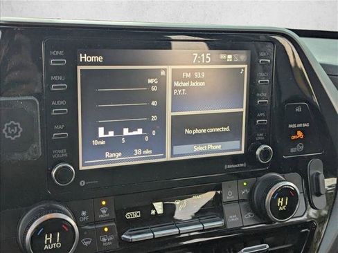 Used 2020 Toyota Highlander L image 11