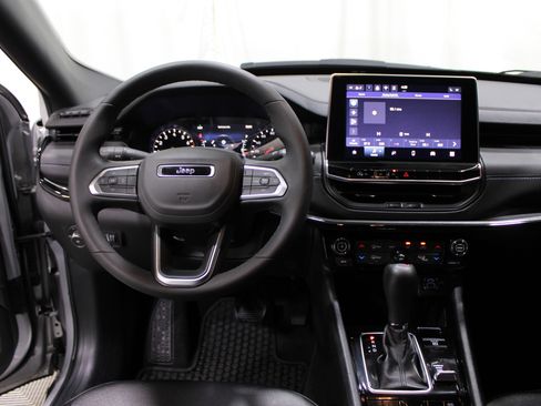 Used 2025 Jeep Compass Latitude w/ Sun & Sound Group image 2