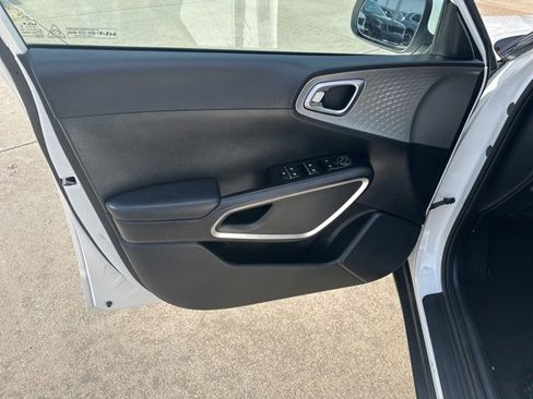 Used 2023 Kia Soul LX image 5