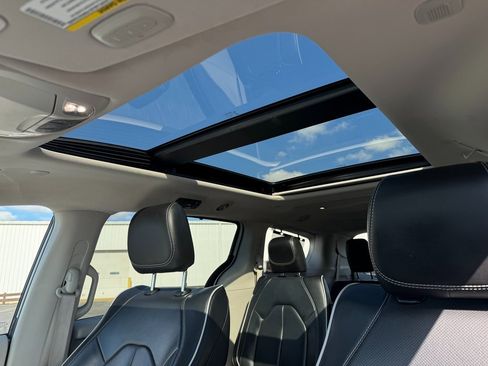 Used 2023 Chrysler Pacifica Limited image 11