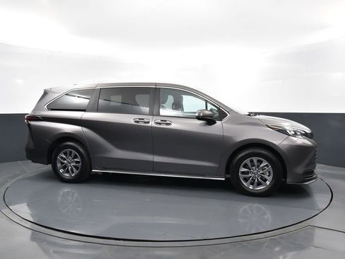 Used 2024 Toyota Sienna LE image 40