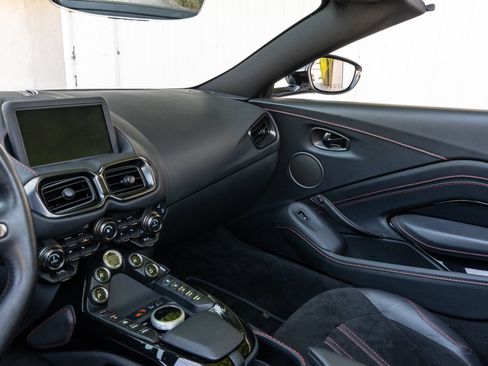 Used 2023 Aston Martin V8 Vantage Roadster RWD image 32