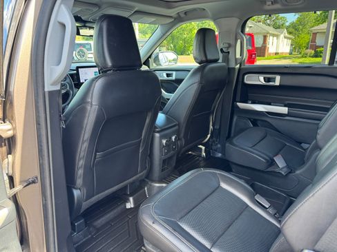 Used 2021 Ford Explorer Limited w/ Equipment Group 301A AWD/4WD image 13