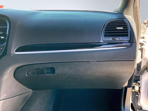 Used 2019 Chrysler 300 S image 18