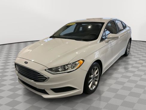 Used 2017 Ford Fusion SE w/ Fusion SE Technology Package FWD image 10