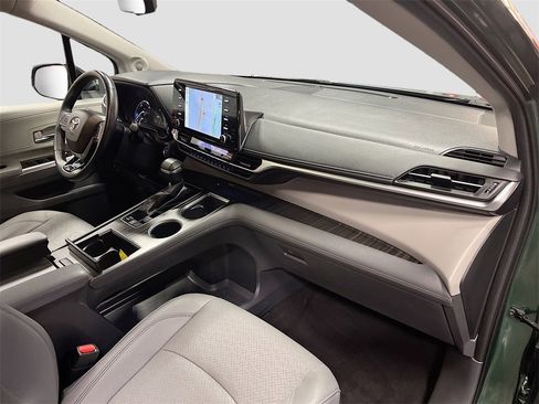 Used 2022 Toyota Sienna Limited image 33