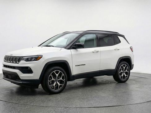 Used 2025 Jeep Compass Limited AWD/4WD image 3