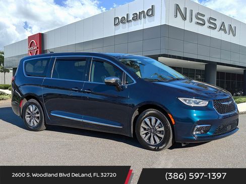 Used 2023 Chrysler Pacifica Limited image 1