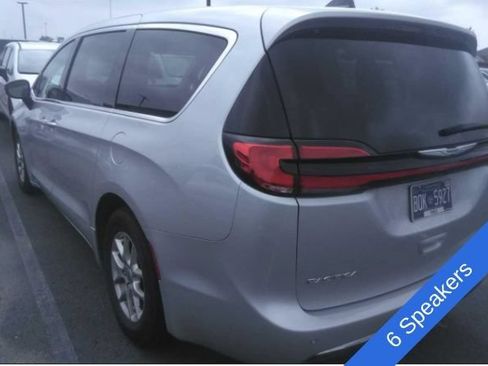 Used 2024 Chrysler Pacifica Touring-L FWD image 8