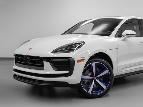 Certified 2025 Porsche Macan AWD/4WD image 7
