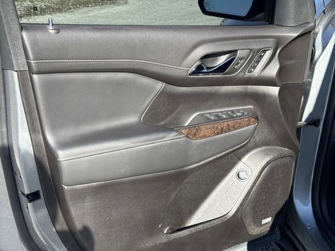 Used 2023 GMC Acadia Denali w/ Denali Technology Package FWD image 18