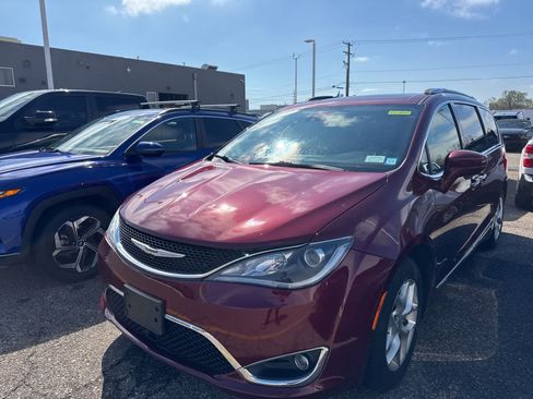 Used 2020 Chrysler Pacifica Touring-L image 2