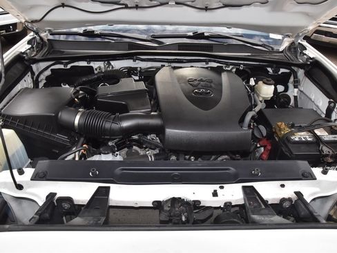 Used 2018 Toyota Tacoma SR5 AWD/4WD image 36