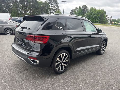 Used 2022 Volkswagen Taos SE w/ Panoramic Sunroof Package FWD image 8