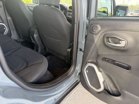 Used 2018 Jeep Renegade Latitude w/ Popular Equipment Group FWD image 25