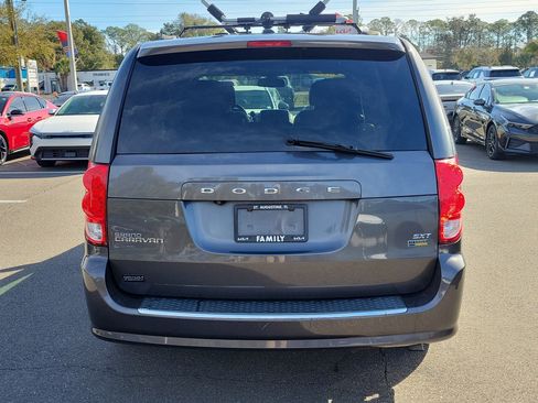 Used 2019 Dodge Grand Caravan SXT image 5