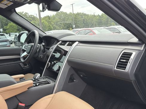 Used 2024 Land Rover Discovery Dynamic SE AWD/4WD image 17